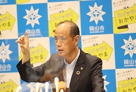 新型コロナウイルス関連について説明する大森雅夫岡山市長