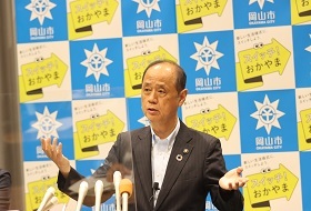 質疑応答中の大森雅夫岡山市長