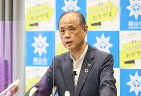 質疑応答中の大森雅夫岡山市長