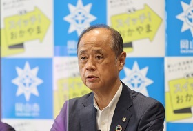 スマートフォンを活用したポイント還元事業について説明する大森雅夫岡山市長