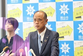 質疑応答中の大森雅夫岡山市長