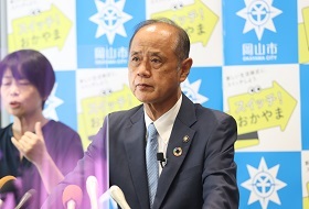 質疑応答中の大森雅夫岡山市長