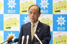 質疑応答中の大森雅夫岡山市長