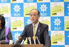 令和3年度11月補正予算（案）について説明する大森雅夫岡山市長