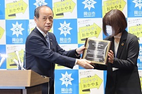 アジア・太平洋学習都市連盟からの表彰の受賞について説明する大森雅夫岡山市長