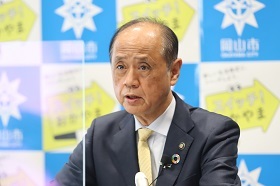 質疑応答中の大森雅夫岡山市長