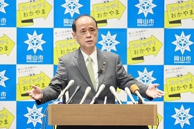 岡山城リニューアルオープンについて説明する大森雅夫岡山市長