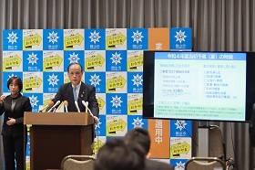 令和4年当初予算（案）について説明する大森雅夫岡山市長