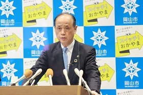 予算質疑応答中の大森雅夫岡山市長