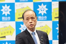 「まちを楽しむ」予算について説明する大森雅夫岡山市長