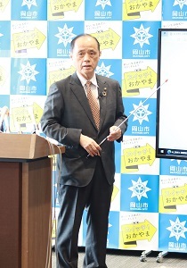 質疑応答中の大森雅夫岡山市長