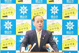 県庁通り再整備の完成について説明する大森雅夫岡山市長