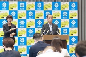 質疑応答中の大森雅夫岡山市長