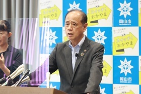 新型コロナウイルス関連について説明する大森雅夫岡山市長