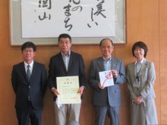 護美飼糧株式会社から岡山市へ新型コロナウイルス感染症対策事業に対する寄附金の贈呈式に、大森雅夫市長が出席しました