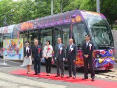 桃太郎電鉄ラッピング路面電車出発式に大森雅夫岡山市長が出席しました