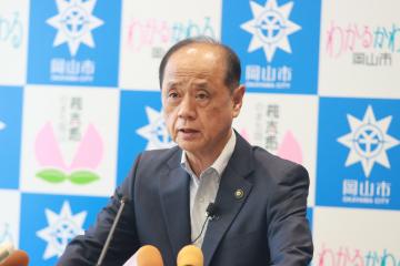 質疑応答する大森雅夫岡山市長