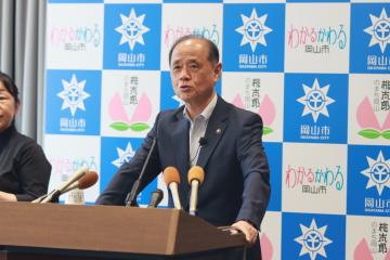 質疑応答中の大森雅夫岡山市長