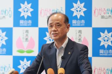 新健康ポイント事業「OKAYAMAハレ活プロジェクト」の開始について説明する大森雅夫岡山市長