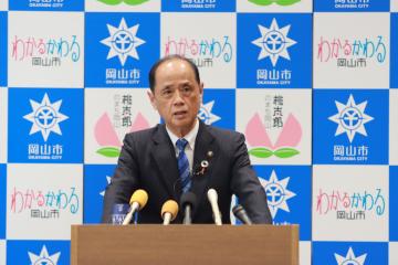 質疑応答中の大森雅夫岡山市長