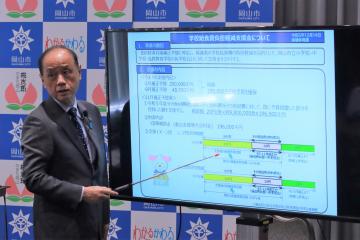 学校給食費負担軽減支援金について説明する大森雅夫岡山市長