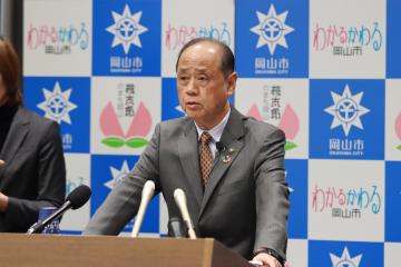 質疑応答中の大森雅夫岡山市長