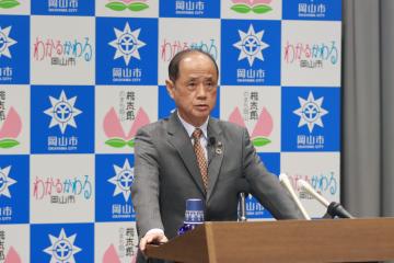 アリーナ構想について説明する大森雅夫岡山市長