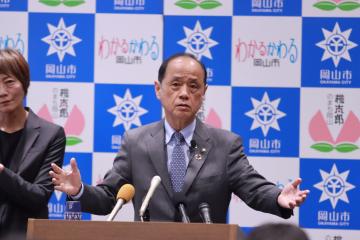 地域公共交通利便増進実施計画に係る支援の一部前倒しについて引き続き説明する大森雅夫岡山市長