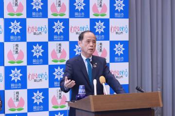 都市公園事業に係る県事業負担金について説明する大森雅夫岡山市長