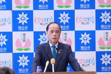 令和6年4月1日付け人事異動について説明する大森雅夫岡山市長