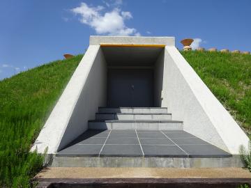 千足古墳石室公開施設の入り口
