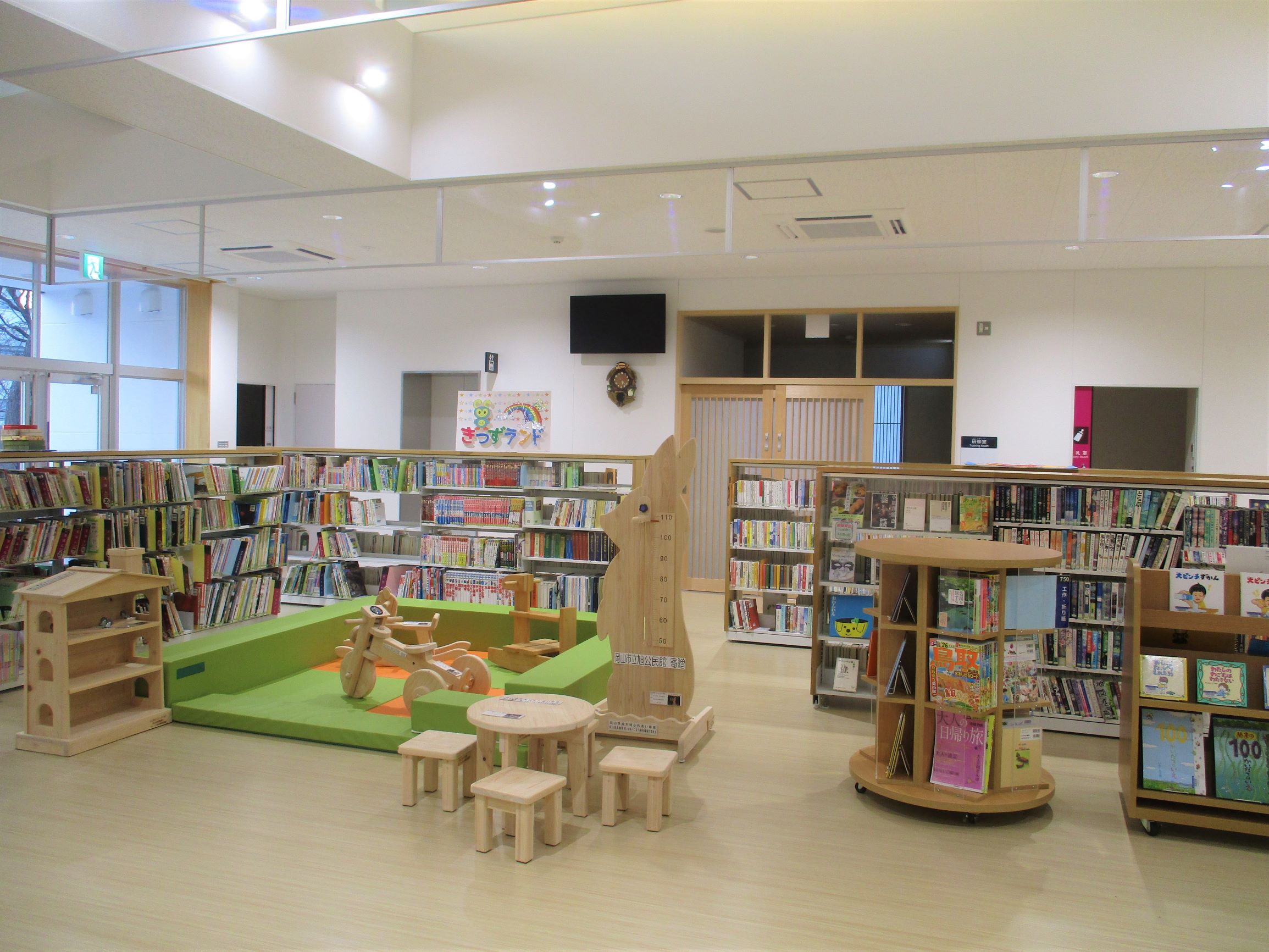 1階ロビーと図書コーナーの写真